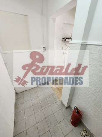 Bv. Segui N° 1080, vidriado, 15m², deposito, baño.