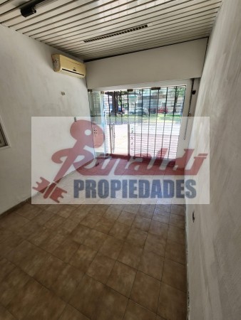 Bv. Segui N° 1080, vidriado, 15m², deposito, baño.