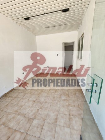 Bv. Segui N° 1080, vidriado, 15m², deposito, baño.