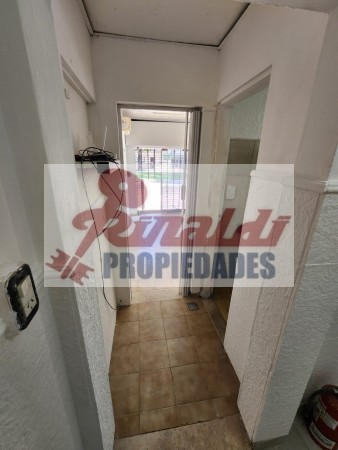 Bv. Segui N° 1080, vidriado, 15m², deposito, baño.