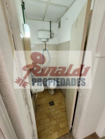 Bv. Segui N° 1080, vidriado, 15m², deposito, baño.