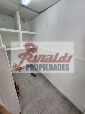 Bv. Segui N° 1080, vidriado, 15m², deposito, baño.