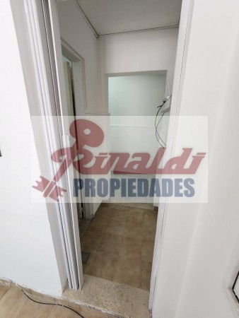 Bv. Segui N° 1080, vidriado, 15m², deposito, baño.