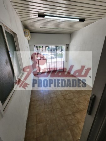 Bv. Segui N° 1080, vidriado, 15m², deposito, baño.