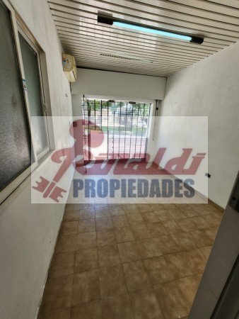 Bv. Segui N° 1080, vidriado, 15m², deposito, baño.
