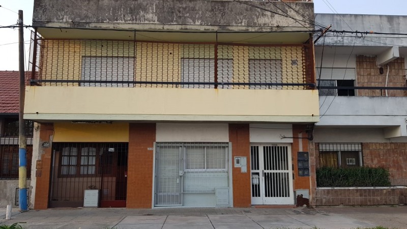 Venta Dpto. Mr Ross 1658, Estrenar, al frente, dos dormitorios, dos patios, parrillero. Impecable.