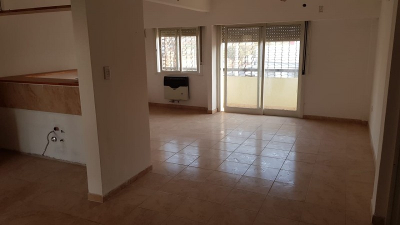 Venta Dpto. Mr Ross 1658, Estrenar, al frente, dos dormitorios, dos patios, parrillero. Impecable.