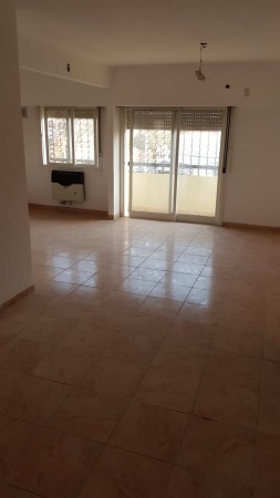 Venta Dpto. Mr Ross 1658, Estrenar, al frente, dos dormitorios, dos patios, parrillero. Impecable.