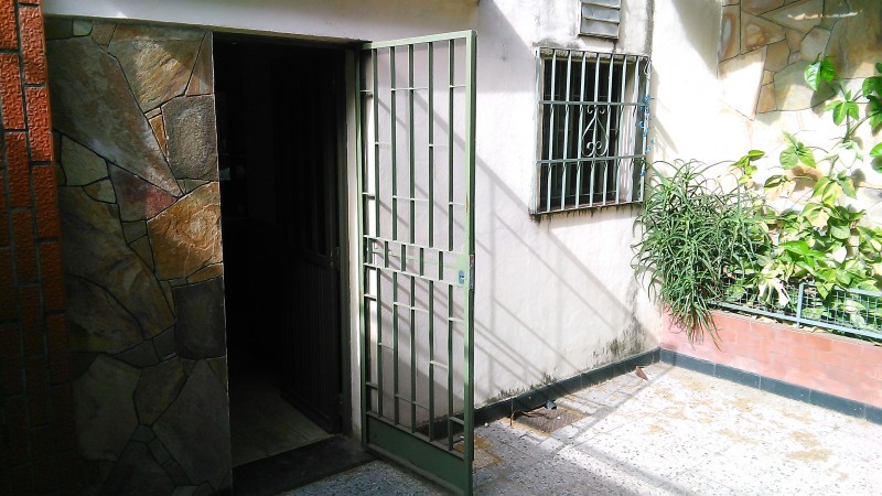 Venta casa Bvd. Segui N° 1351, garage, 2 dormitorios. patio, muy amplia. 