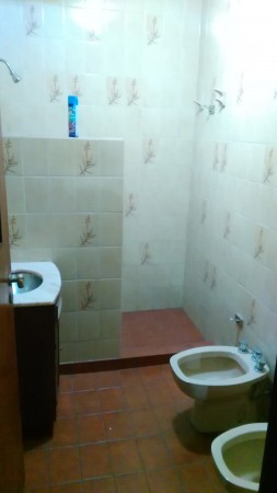 Venta casa Bvd. Segui N° 1351, garage, 2 dormitorios. patio, muy amplia. 