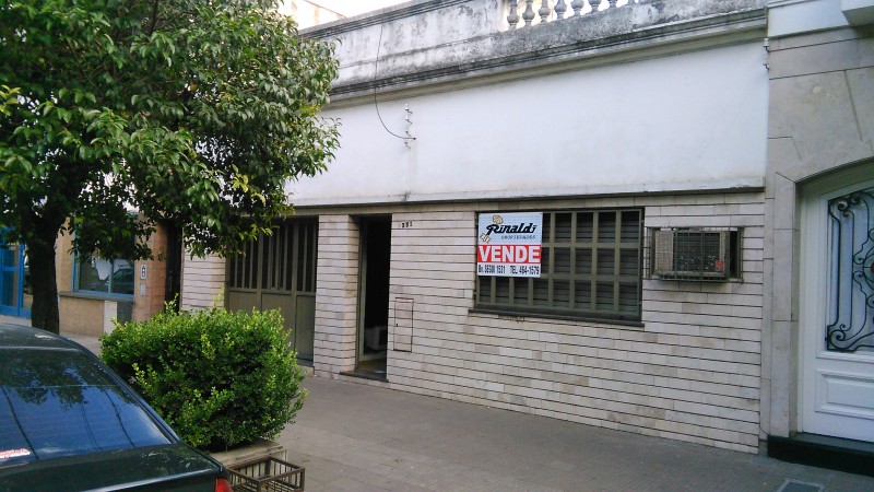 Venta casa Bvd. Segui N° 1351, garage, 2 dormitorios. patio, muy amplia. 
