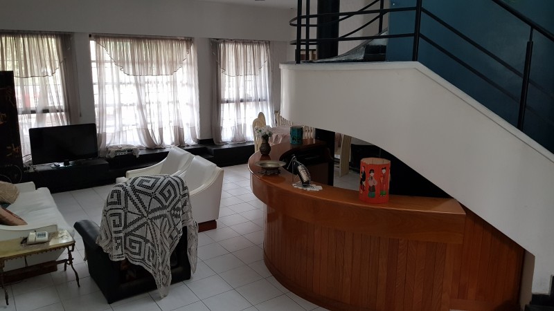 Venta casa Avda. Pellegrini/Necochea, magnífica propiedad estilo mediterráneo, pileta, parque, jacuzzi.