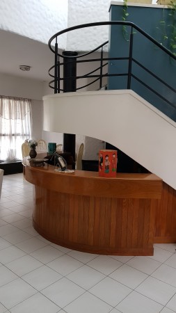 Venta casa Avda. Pellegrini/Necochea, magnífica propiedad estilo mediterráneo, pileta, parque, jacuzzi.