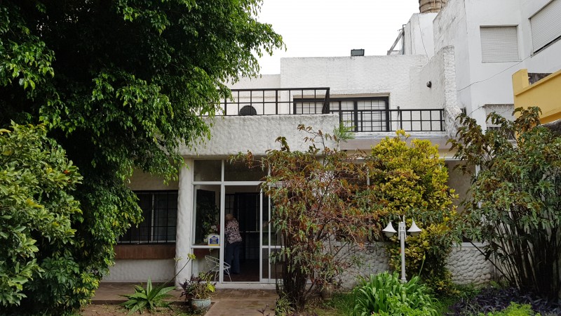 Venta casa Avda. Pellegrini/Necochea, magnífica propiedad estilo mediterráneo, pileta, parque, jacuzzi.