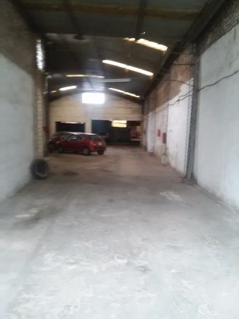 Venta galpón Mr Ross N° 739, 970m², cochera para 40 vehículos. Inversión asegurada
