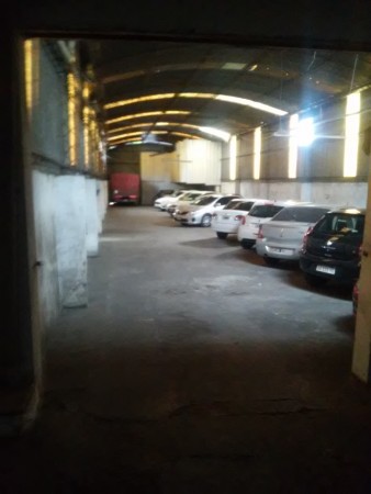Venta galpón Mr Ross N° 739, 970m², cochera para 40 vehículos. Inversión asegurada
