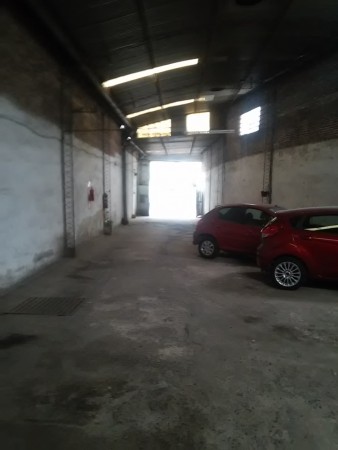 Venta galpón Mr Ross N° 739, 970m², cochera para 40 vehículos. Inversión asegurada