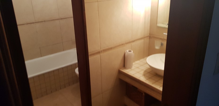 Venta casa interna única, Virasoro N° 200, impecable, amplio jardín, dos patios, 2 dormitorios, parrillero.