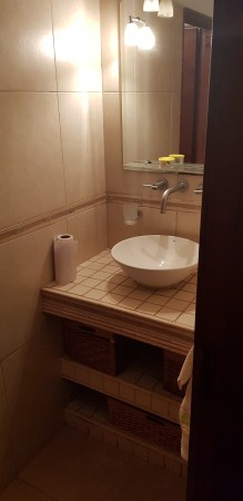 Venta casa interna única, Virasoro N° 200, impecable, amplio jardín, dos patios, 2 dormitorios, parrillero.