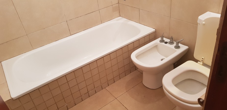 Venta casa interna única, Virasoro N° 200, impecable, amplio jardín, dos patios, 2 dormitorios, parrillero.