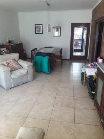 Venta casa interna única, Virasoro N° 200, impecable, amplio jardín, dos patios, 2 dormitorios, parrillero.