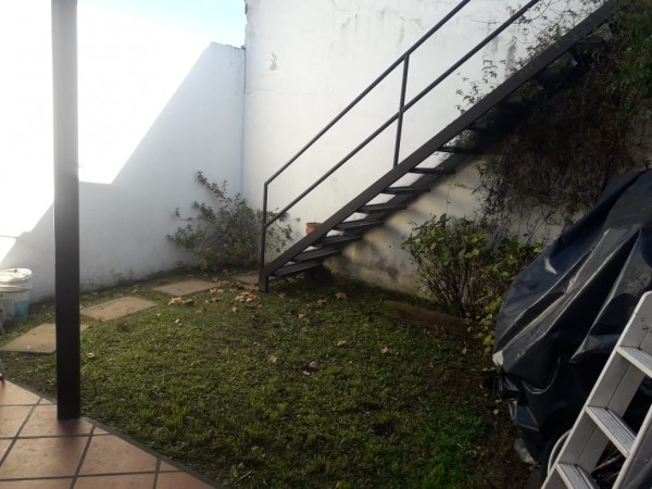 Venta casa interna única, Virasoro N° 200, impecable, amplio jardín, dos patios, 2 dormitorios, parrillero.
