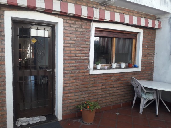 Venta casa interna única, Virasoro N° 200, impecable, amplio jardín, dos patios, 2 dormitorios, parrillero.