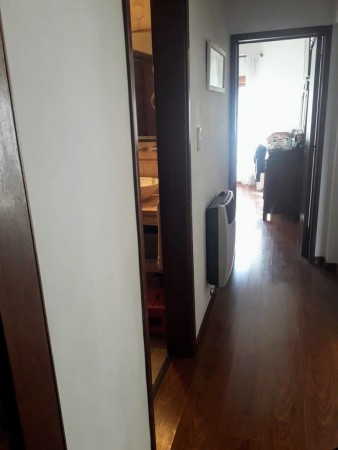 Venta casa interna única, Virasoro N° 200, impecable, amplio jardín, dos patios, 2 dormitorios, parrillero.