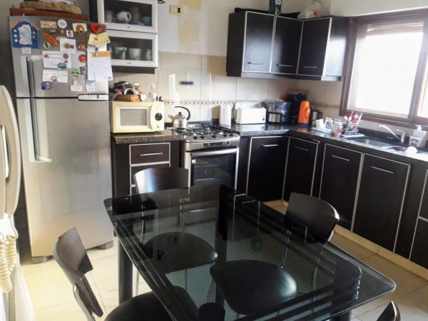 Venta casa interna única, Virasoro N° 200, impecable, amplio jardín, dos patios, 2 dormitorios, parrillero.