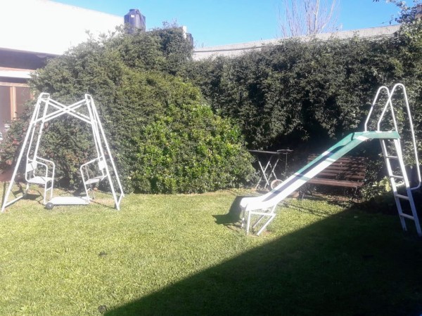 Venta casa interna única, Virasoro N° 200, impecable, amplio jardín, dos patios, 2 dormitorios, parrillero.