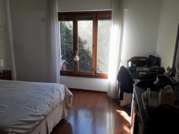 Venta casa interna única, Virasoro N° 200, impecable, amplio jardín, dos patios, 2 dormitorios, parrillero.