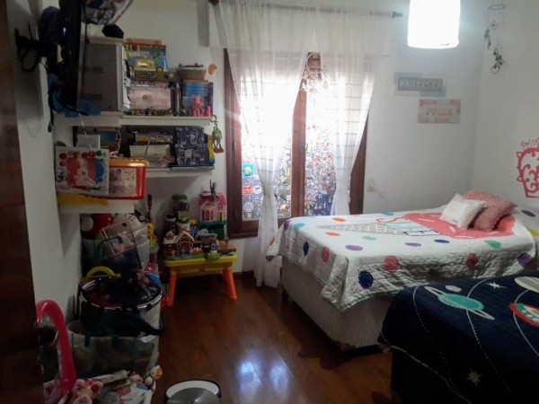 Venta casa interna única, Virasoro N° 200, impecable, amplio jardín, dos patios, 2 dormitorios, parrillero.