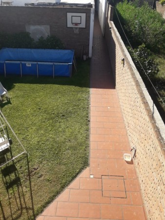 Venta casa interna única, Virasoro N° 200, impecable, amplio jardín, dos patios, 2 dormitorios, parrillero.