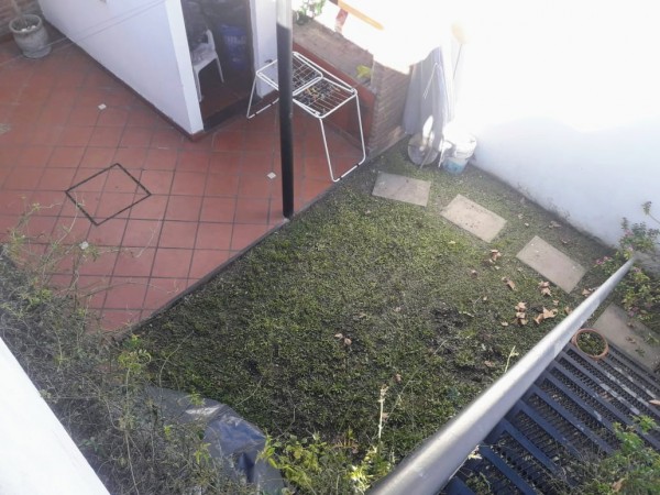 Venta casa interna única, Virasoro N° 200, impecable, amplio jardín, dos patios, 2 dormitorios, parrillero.