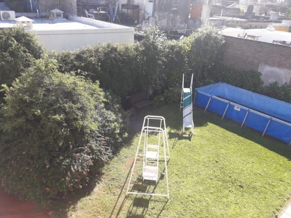 Venta casa interna única, Virasoro N° 200, impecable, amplio jardín, dos patios, 2 dormitorios, parrillero.