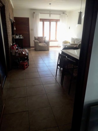 Venta casa interna única, Virasoro N° 200, impecable, amplio jardín, dos patios, 2 dormitorios, parrillero.