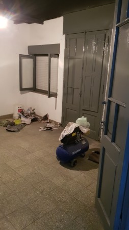Venta Galpón - Uruguay N° 533, 182m², local al frente, techo parabólico.