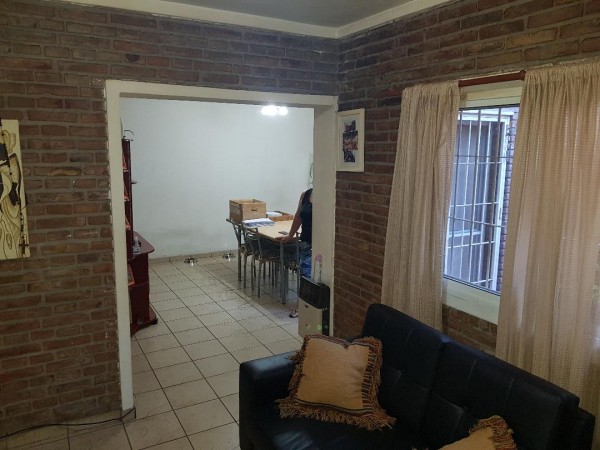 RETASADO Venta Duplex, Pje. Valdes 1500, excelente estado, 2 dormitorios, baños, patio.
