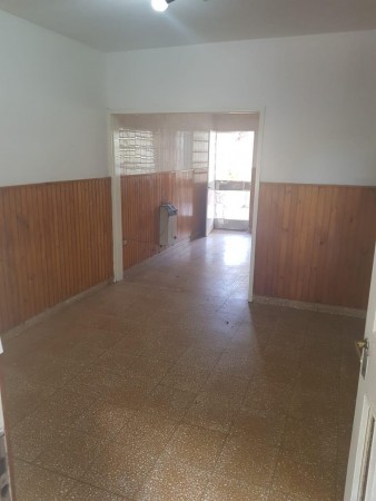 Saavedra 3173, Amplia casa dos dormitorios, garage 2 coches, patio jardín, parrillero. PA. Dpto. 1 Dor.