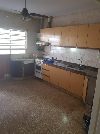 Saavedra 3173, Amplia casa dos dormitorios, garage 2 coches, patio jardín, parrillero. PA. Dpto. 1 Dor.