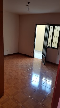 Alquiler casa Planta Alta, dos dormitorios, dos patios. Excelente estado.