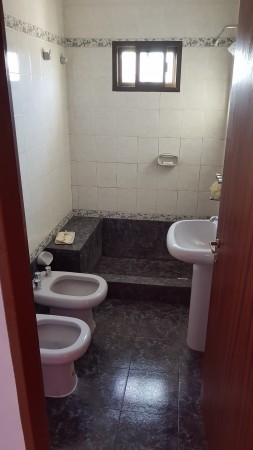 Alquiler casa Planta Alta, dos dormitorios, dos patios. Excelente estado.