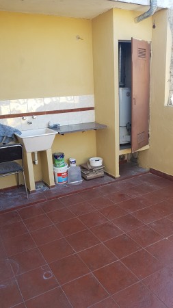 Alquiler casa Planta Alta, dos dormitorios, dos patios. Excelente estado.