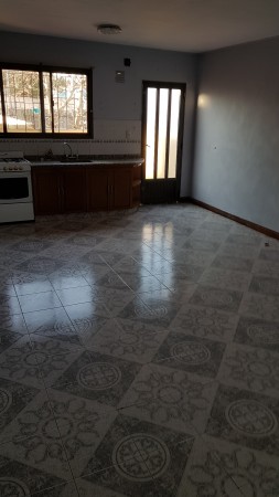 Alquiler casa Planta Alta, dos dormitorios, dos patios. Excelente estado.