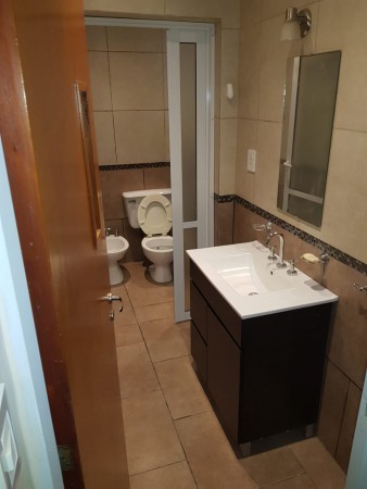 Venta Dpto. interno unico, amplio patio con quincho, 2 dormitorios