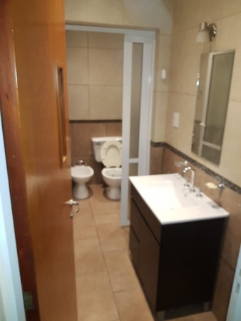 Venta Dpto. interno unico, amplio patio con quincho, 2 dormitorios