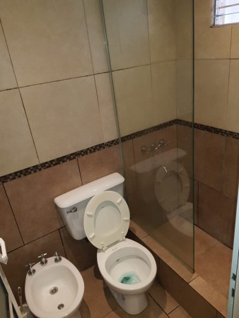 Venta Dpto. interno unico, amplio patio con quincho, 2 dormitorios