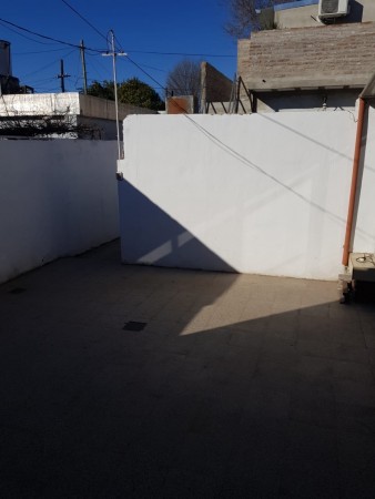 Venta Dpto. interno unico, amplio patio con quincho, 2 dormitorios