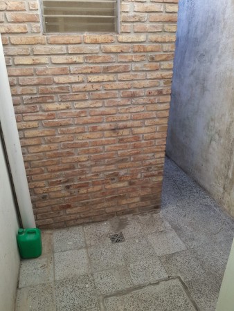 Venta Dpto. interno unico, amplio patio con quincho, 2 dormitorios