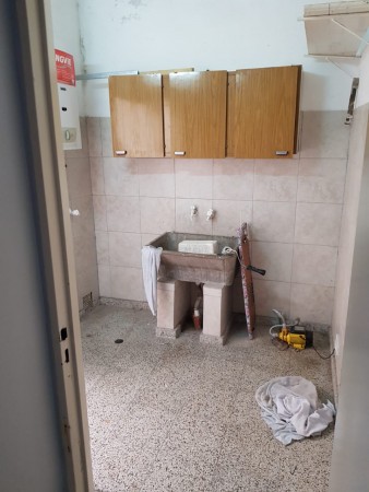 Venta Dpto. interno unico, amplio patio con quincho, 2 dormitorios